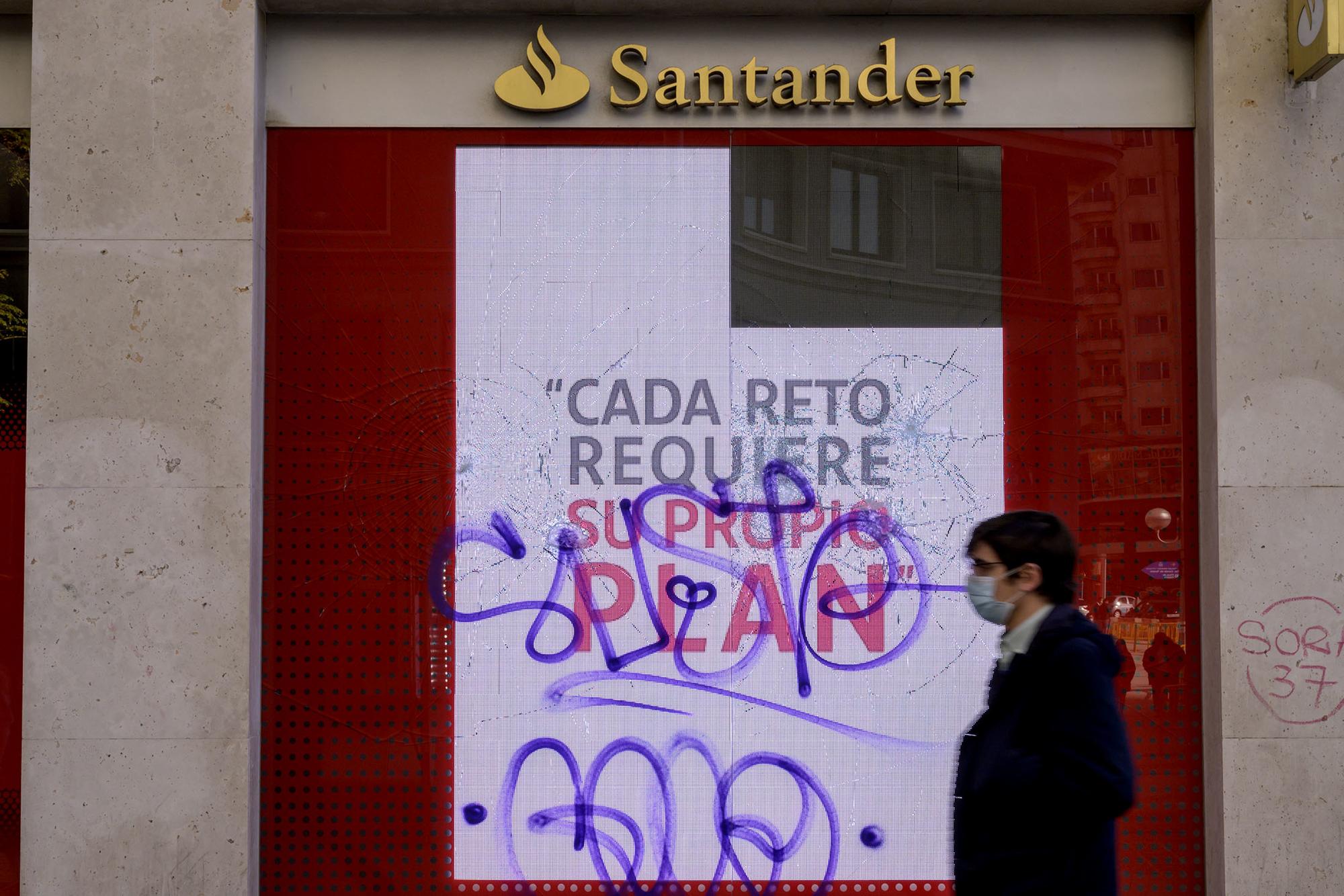 Banco Santander apedreado